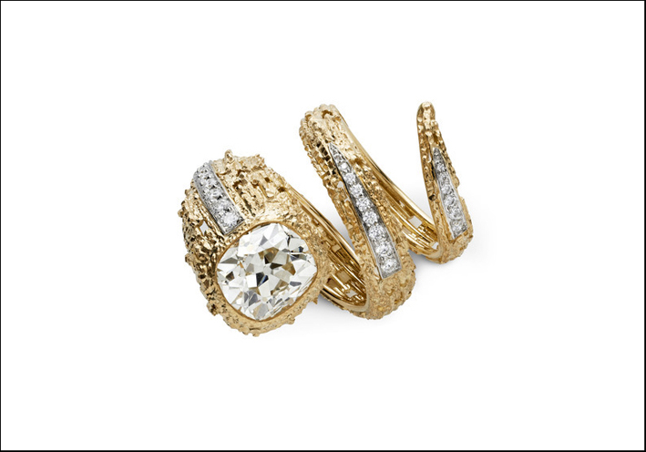 Anello strutturato con diamante vecchio taglio, oro giallo e diamanti