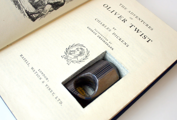 Una cosa seria: l'anello ricavato da Oliver Twist: per le appassionate di letteratura