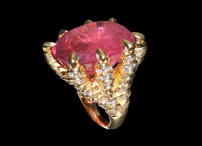 Anello in oro con incastonato tormalina naturale rosa e diamanti. America 1950 circa