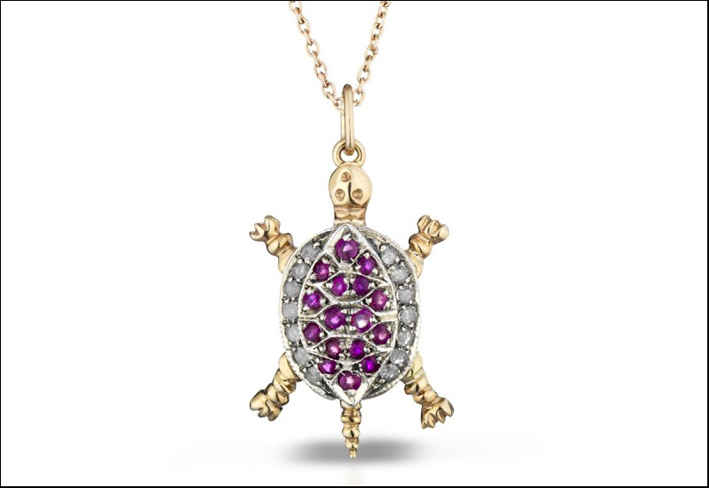 Tartaruga pendente in oro, argento, diamanti e rubini naturali
