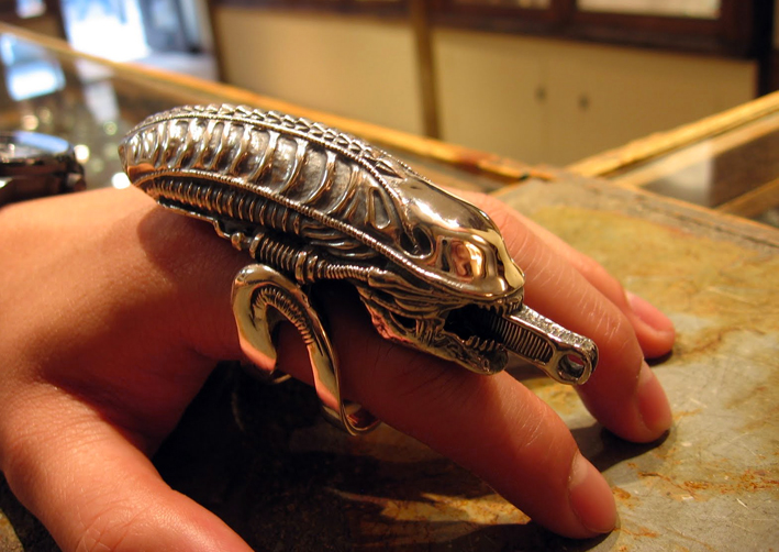Per chi non ha paura (anche del peso): l'anello dedicato ad Alien