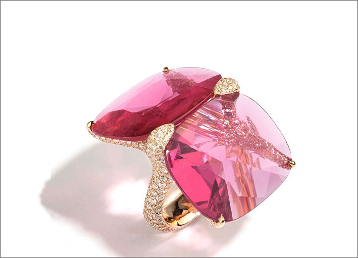 Anello in oro rosa con diamanti e rubellite naturale