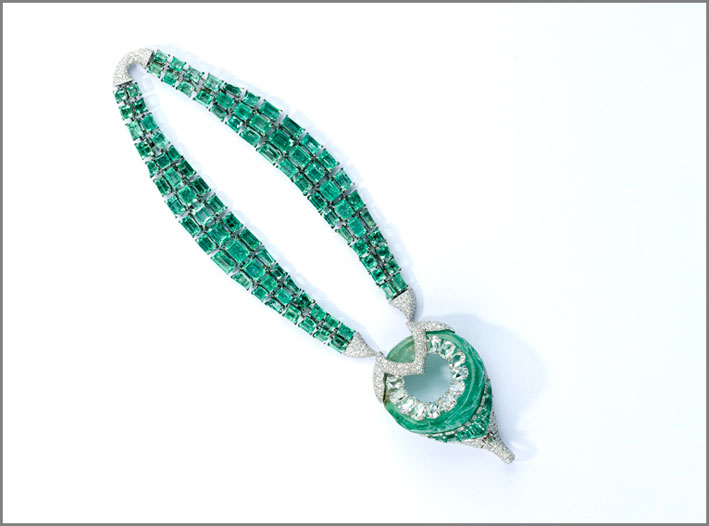 Bracciale Archers, con smeraldo colombiano intagliato di 85,45 carati, e con 11 diamanti a forma di ovale.