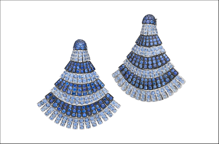 Collezione Ventaglio, orecchini con zaffiri blu di due tonalità diverse