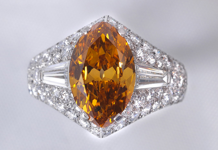Anello di Bulgari con diamante giallo-arancio Fancy Intense. La stima di questo anello con diamante di eccezionale colore è tra i 70.000 e i 100.000 euro