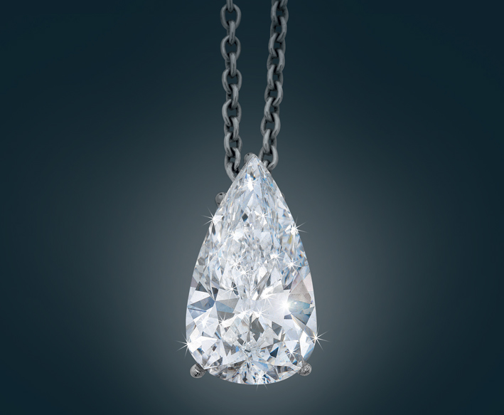 Diamante incolore pendente a forma di goccia con un peso di 5,44 carati. La stima è tra 130.000 e 200.000 euro
