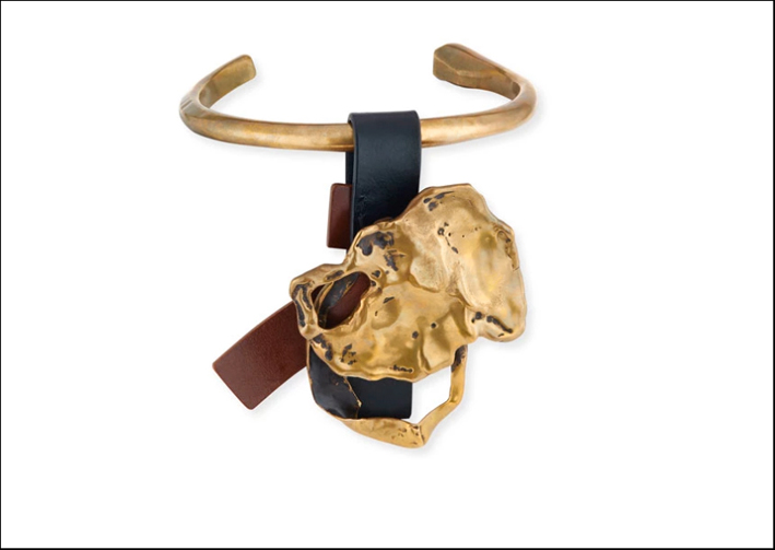 Collana girocollo in ottone dorato, con cinghie di cuoio,  medaglione in ottone fuso. Realizzata in Italia. Prezzo: 2400 euro