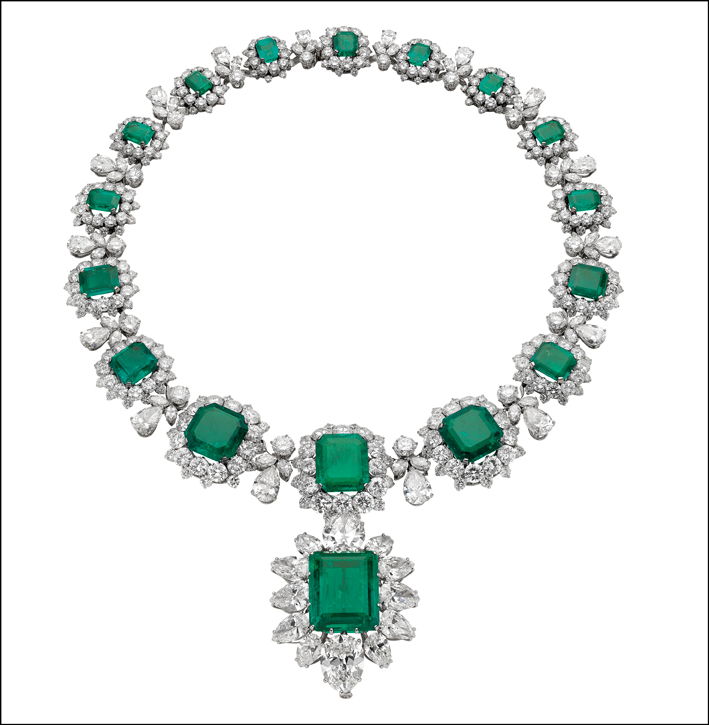 La famosa collana con diamanti e smeraldi appartenuta a Liz Taylor, 1962