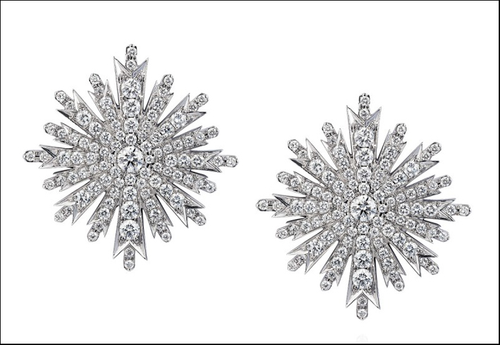 Orecchini a forma di cristallo di neve in oro bianco e diamanti