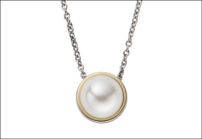 Collana in acciaio lucido Silver e Gold Ip, con perla bianca pendente. Prezzo: 49 euro