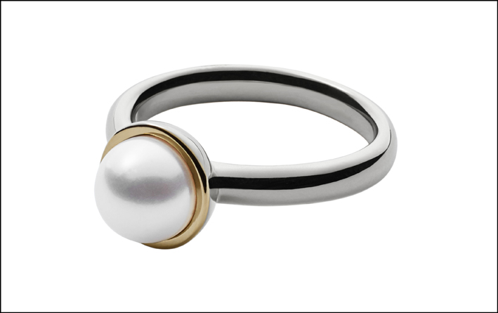 Anello in acciaio lucido Silver e Gold IP con perla bianca. Prezzo: 49 euro