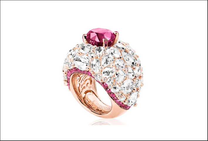 Anello con rubino ovale e diamanti su oro rosa