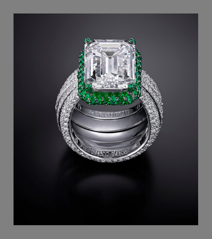 De Grisogono, anello con diamante cushion e smeraldi