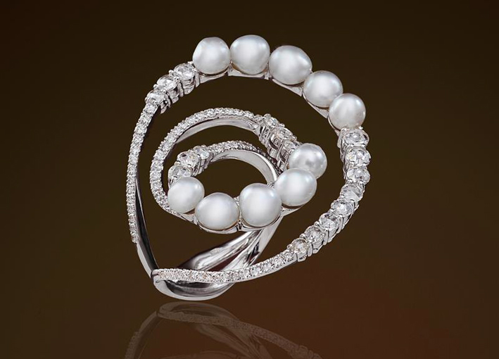 Anello in oro bianco con perle e diamanti