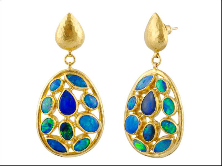 Orecchini della collezione Amulet Hue. Oro e opali. Prezzo: 8760 dollari