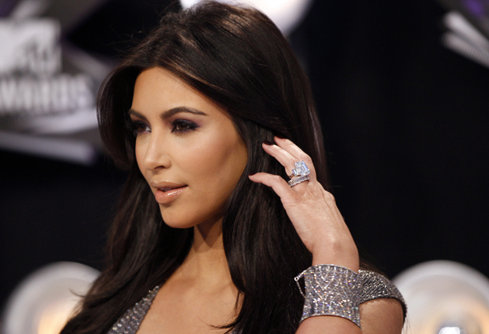 Kim Kardashian con l'anello di fidanzamento