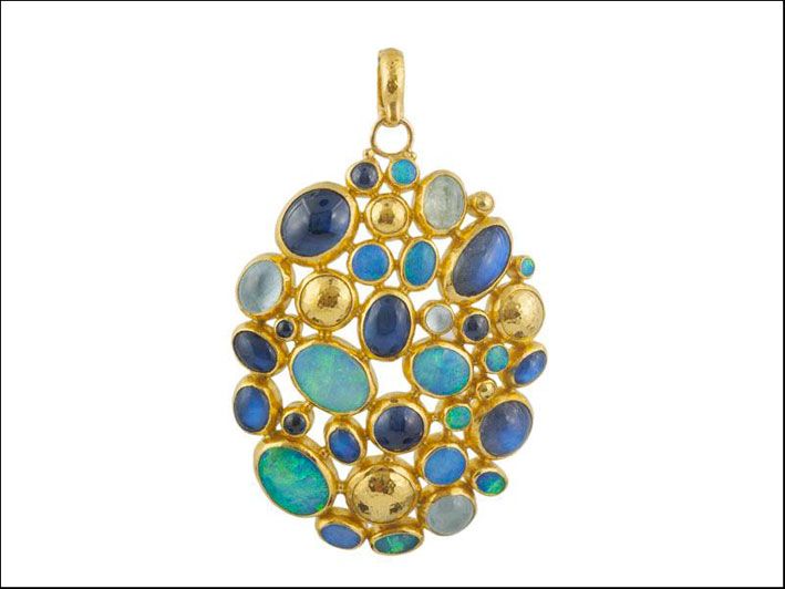 Ciondolo della collezione Amulet in oro, opali, pietra luna, acquamarina 