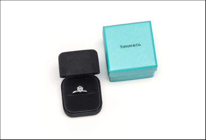 Solitaire firmato Tiffany &Co del peso di 1,60 carati