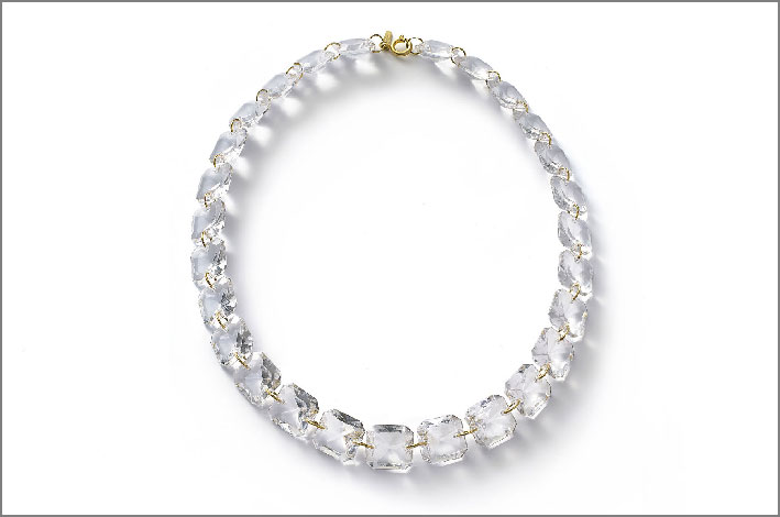 Collana di cristalli bianchi e oro. Prezzo: 3.680 euro