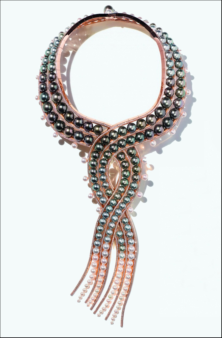Collana con pendente a nappa, attr. a Chanel, Francia, 1930 c. Argento, strass, perle simulate e pietre in pasta di vetro ad imitazione dello smeraldo; chiusura in metallo argentato.