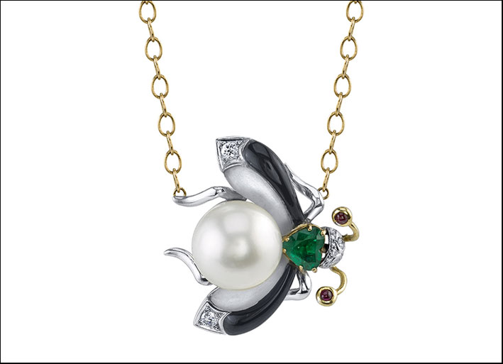 Collana Heritage. Pendente a forma di ape con perla dei Mari del Sud, diamante, smeraldo, rubino. Prezzo: 15.120 dollari