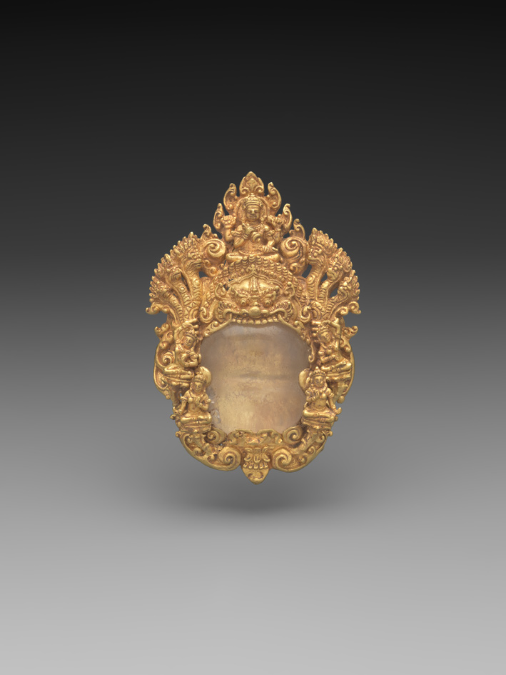 Pendente amuleto, oro e cristallo di rocca. Cambogia, periodo Khmer, IX-XIII secolo