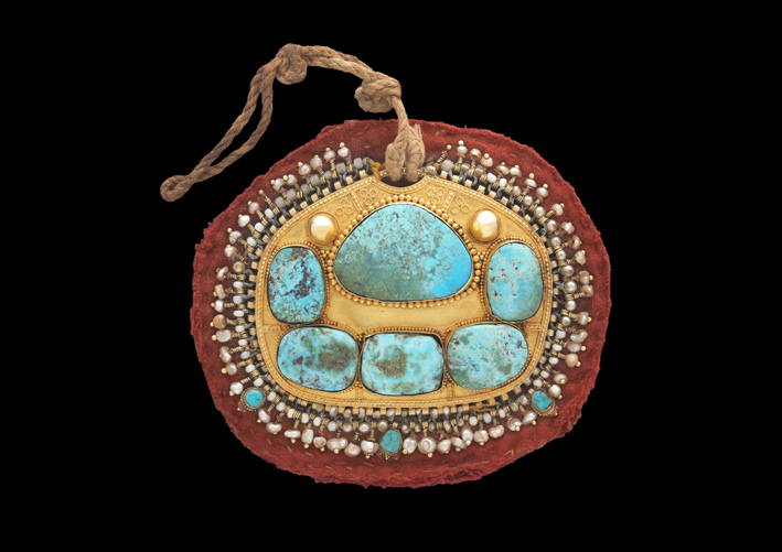 Pendente kaffat  o beduino. Arabia Saudita. Oro, turchese, perle, cotone. XIX-XX secolo
