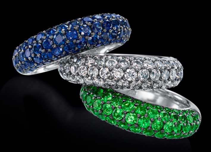 Tre anelli con pavé di zaffiri, diamanti e smeraldi