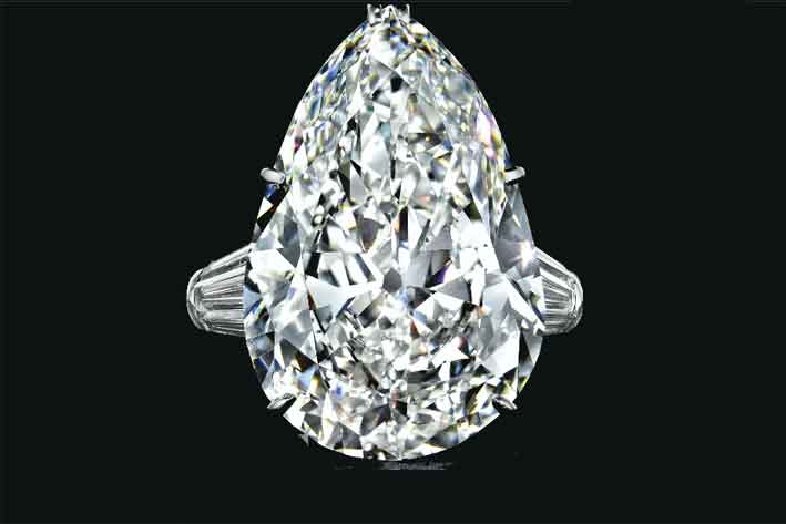 Anello con diamante taglio a pera  appartenuto a Betsy Bloomingdale. Venduto per 1,9 milioni 