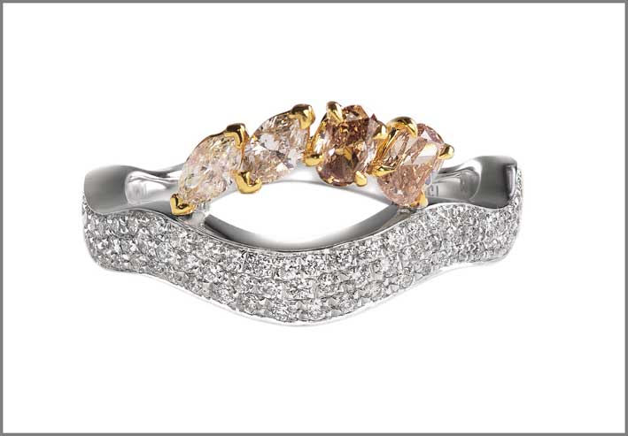 Collezione Aya, anello in oro giallo e bianco, diamanti bianchi e colorati