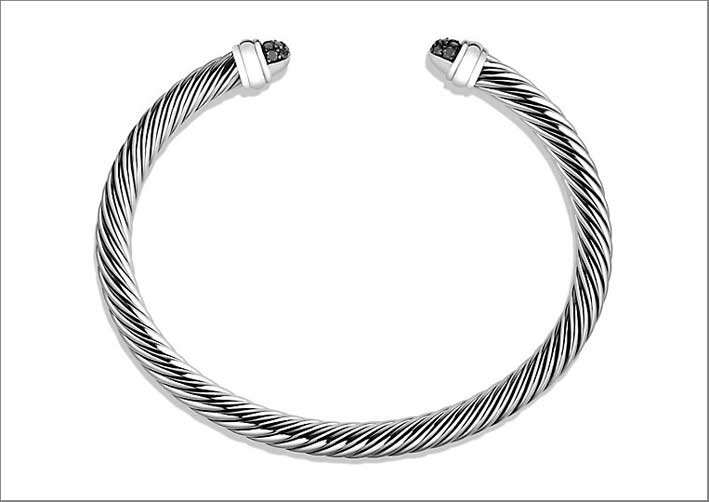 Il classico bracciale Cable di David Yurman, con diamanti neri. Prezzo: 650 dollari