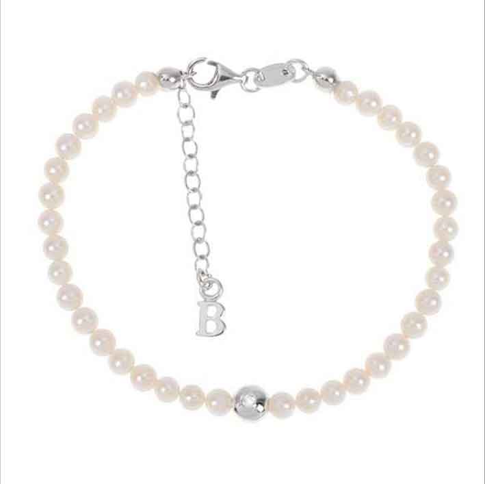 Bracciale in argento con filo di perle bianche naturali e diamantino incastonato di 0,01 carati. Prezzo: 98 euro