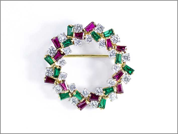 Spilla Corona con 12 rubini, 24 diamanti, 12 smeraldi 