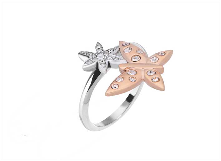Anello con farfalla pvd oro rosa e fiore in cristalli bianchi. Prezzo: 69 euro