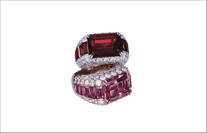 Due anelli con diamanti, rubini, zaffiro rosa