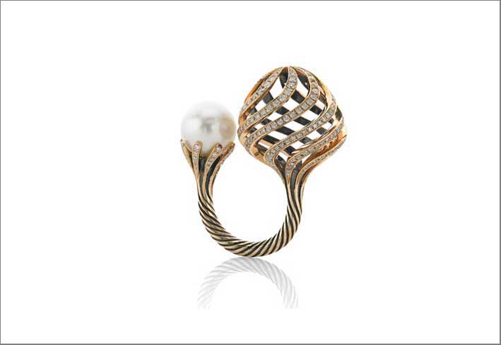 L'anello premiato Gem Diva Award: oro giallo 18 carati con una perla coltivata dei Mari del Sud e diamanti