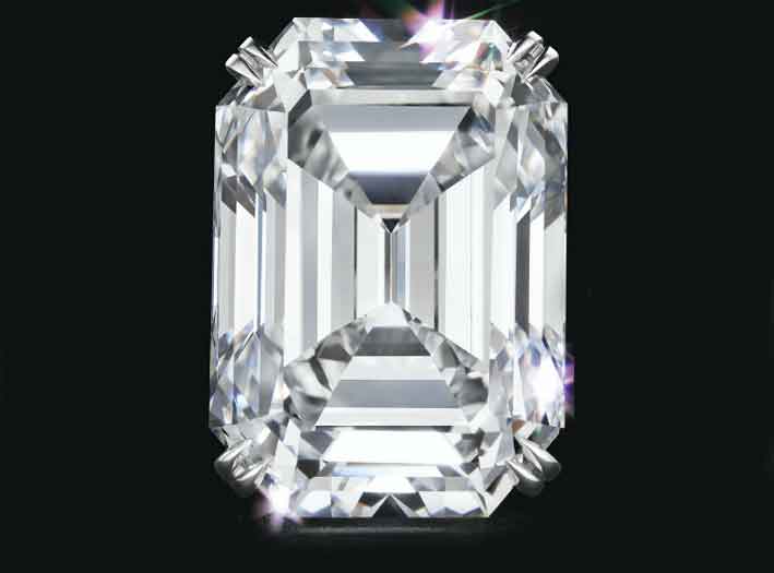 Anello in platino  con diamante taglio smeraldo. Venduto per 5,6 milioni