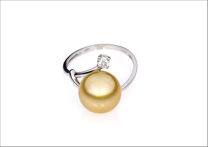 Anello con perla golden Indonesia. Prezzo: 399 euro