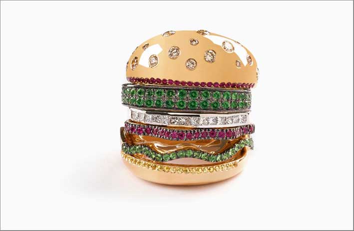 Anello Hamburger, in oro, diamanti, rubini e tsavoriti. Prezzo: 7500 dollari