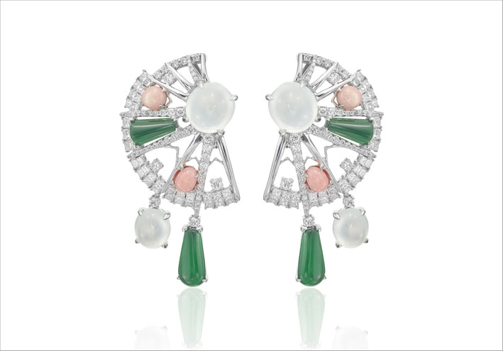 Orecchini Ventaglio in giada verde e bianca, oro bianco, diamanti, 4 perle. Prezzo: 43.000 sterline