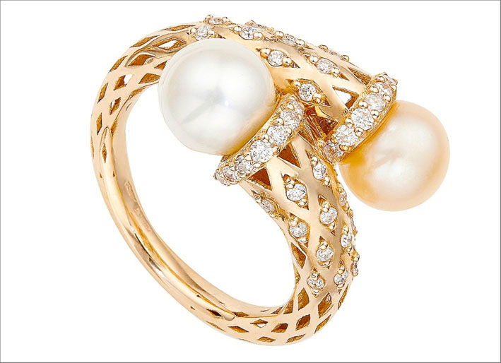 Anello della collezione Pearlesque, oro, diamanti e perle