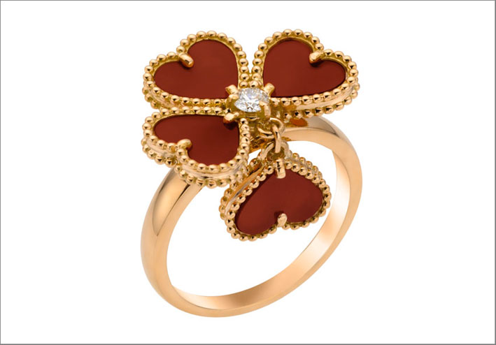 Collezione Alhambra Sweet Alhrambra effeuillage ring. Oro rosa, corniola, diamanti Prezzo: 4.750 euro