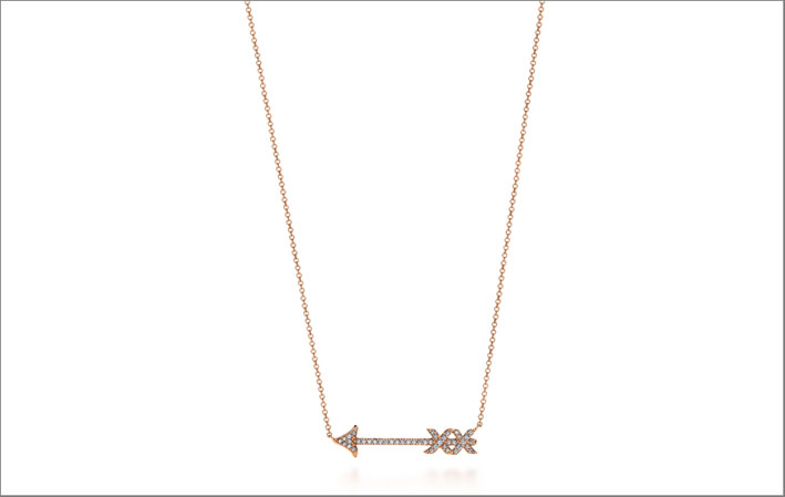 Pendente freccia in oro rosa con diamanti della collezione Graffiti di Paloma Picasso per Tiffany & Co. Prezzo: 3150 euro