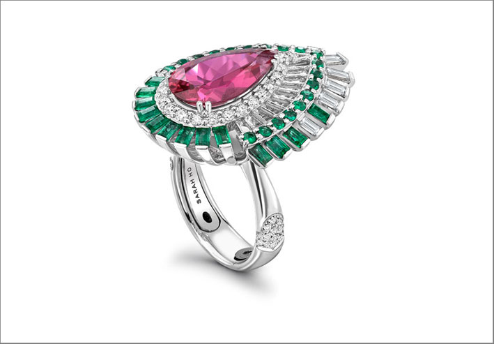 Lily Rose, anello in oro bianco con una rubellite taglio a pera al centro, circondata da diamanti taglio baguette e smeraldi. Prezzo: 27.200 sterline