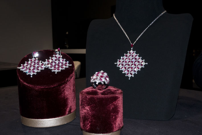 Stefan Hafner, collana, anello e orecchini con diamanti e rubini