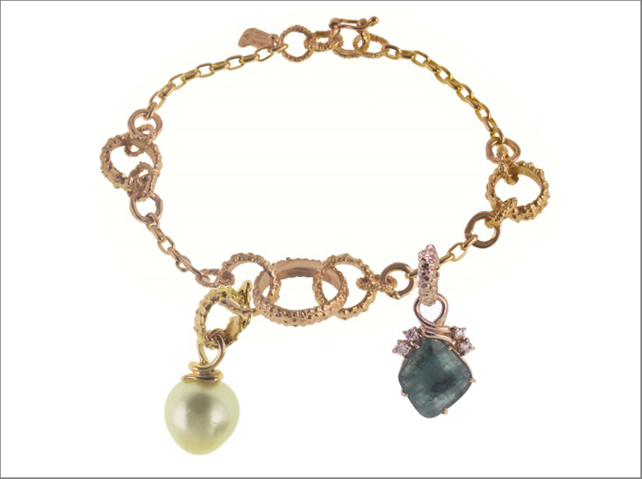 Riccio combo charm bracelet; 18kt rose gold gr. 16,15; baroque pearl ct. 11,73; brilliant cut diamond ct. 0,16; flat cut emerald ct. 4,03. Prezzo: 5.600 euro