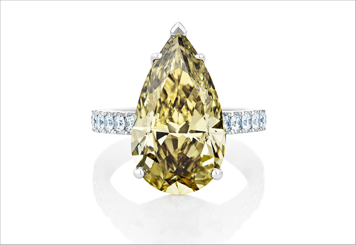 Anello con diamante Fancy Dark Greenish Yellow di 7,66 carati