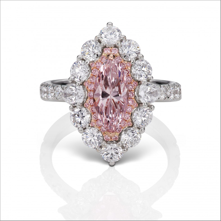 Anello con diamante rosa taglio marquise