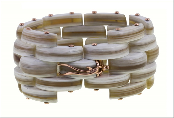 Mini Panthére bracelet; 18kt rose gold gr. 11,00; striped white Zebu Horn. Prezzo: 5.550 euro
