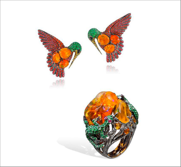 Orecchini colibrì su un anello fiore di opale